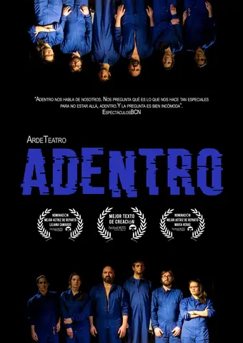 Cartel negro con seis intérpretes en mono de trabajo azul, de pie abajo y repetidos boca abajo en lo alto.
