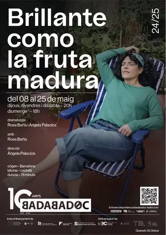 Cartel con una mujer recostada en una tumbona de rayas en un patio, con el brazo sobre la cabeza.