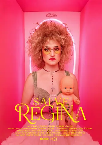 Cartel con una mujer de peluca rubia rizada y gafas de corazón que sostiene un muñeco, en un pasillo rosa fucsia.