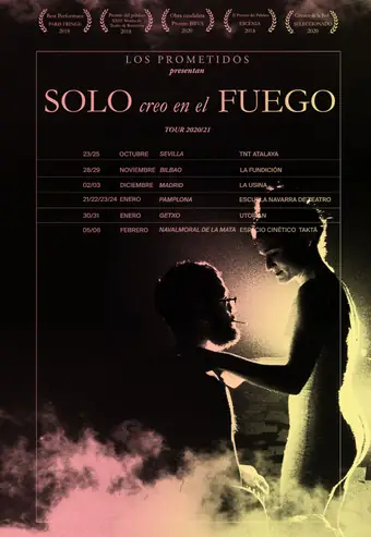 Cartel en rosa y amarillo, entre humo, con dos intérpretes frente a frente a punto de besarse.