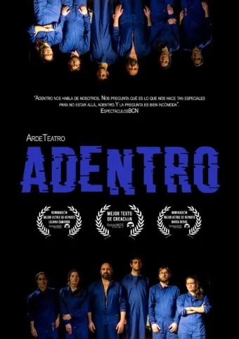 Cartel negro con seis intérpretes en mono de trabajo azul, de pie abajo y repetidos boca abajo en lo alto.