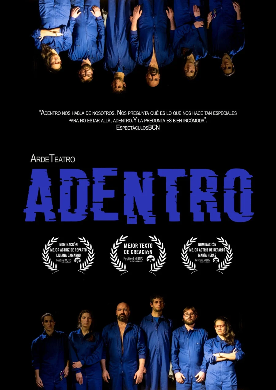 Cartel negro con seis intérpretes en mono de trabajo azul, de pie abajo y repetidos boca abajo en lo alto.