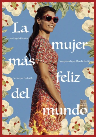 Cartel con una mujer sonriente de perfil, con gafas de sol rojas y vestido de flores, sobre un cielo azul orlado de flores y llamas.