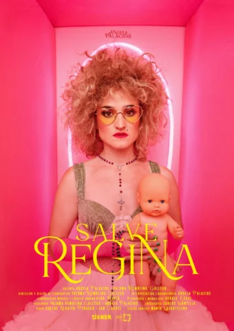 Cartel con una mujer de peluca rubia rizada y gafas de corazón que sostiene un muñeco, en un pasillo rosa fucsia.